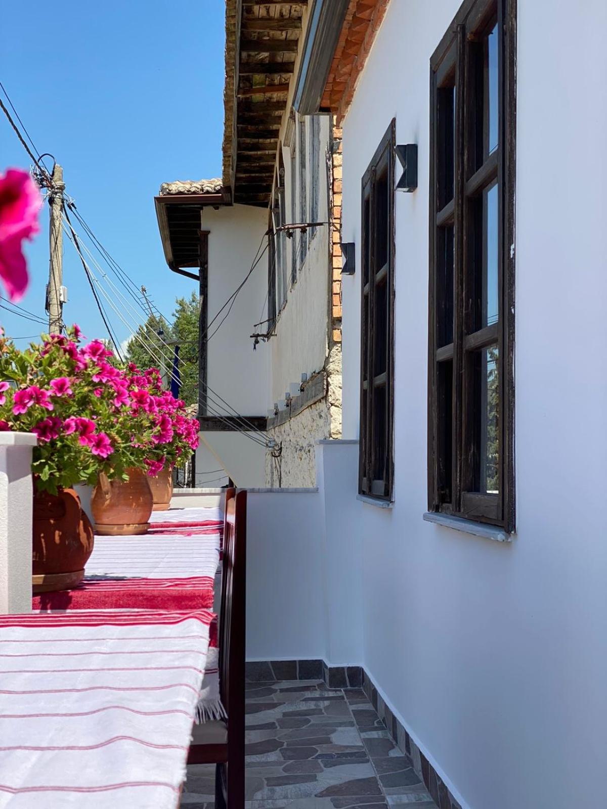 Oda E Skulptorit-Unesco Quarter Berat Zewnętrze zdjęcie