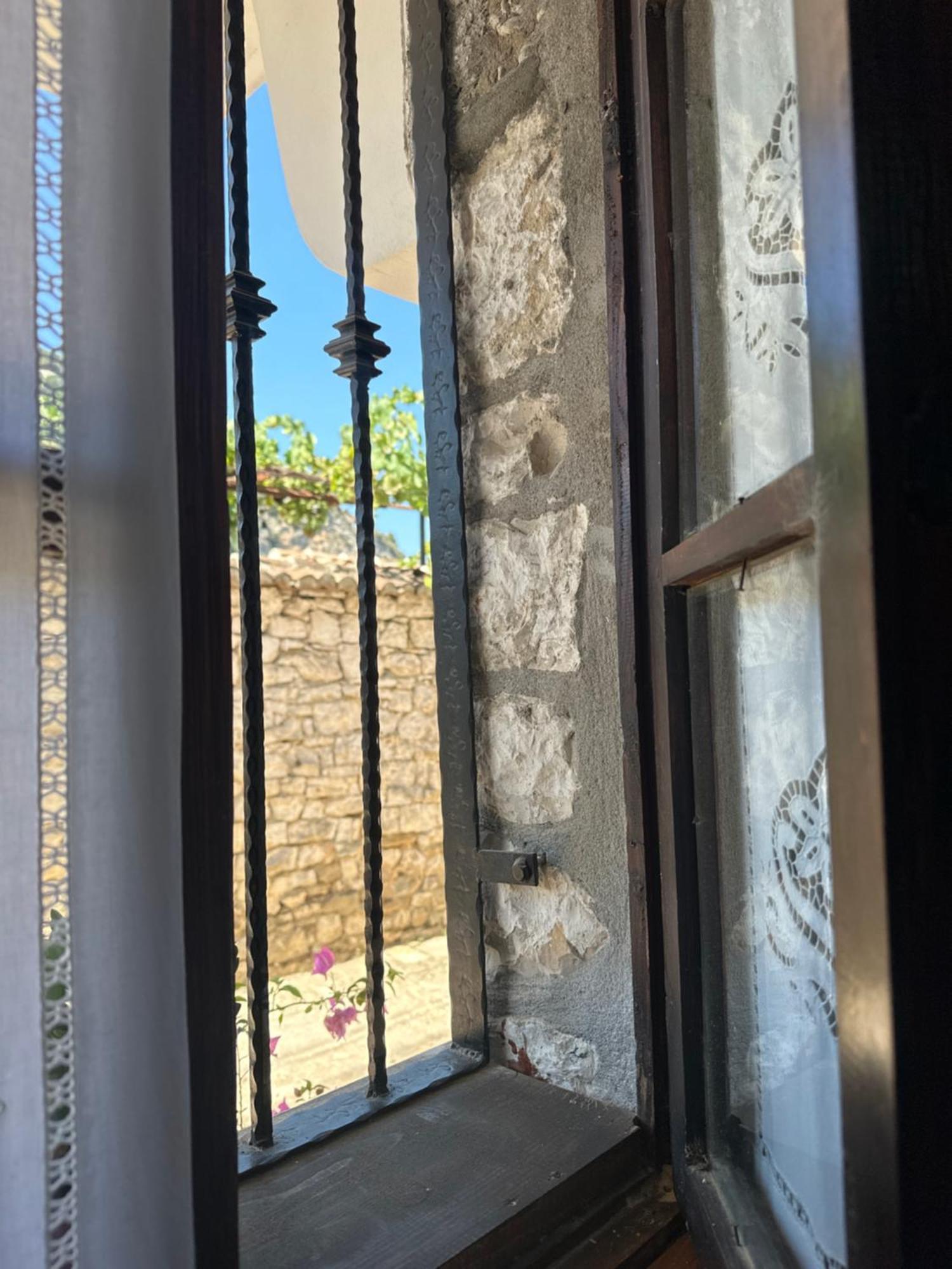 Oda E Skulptorit-Unesco Quarter Berat Zewnętrze zdjęcie
