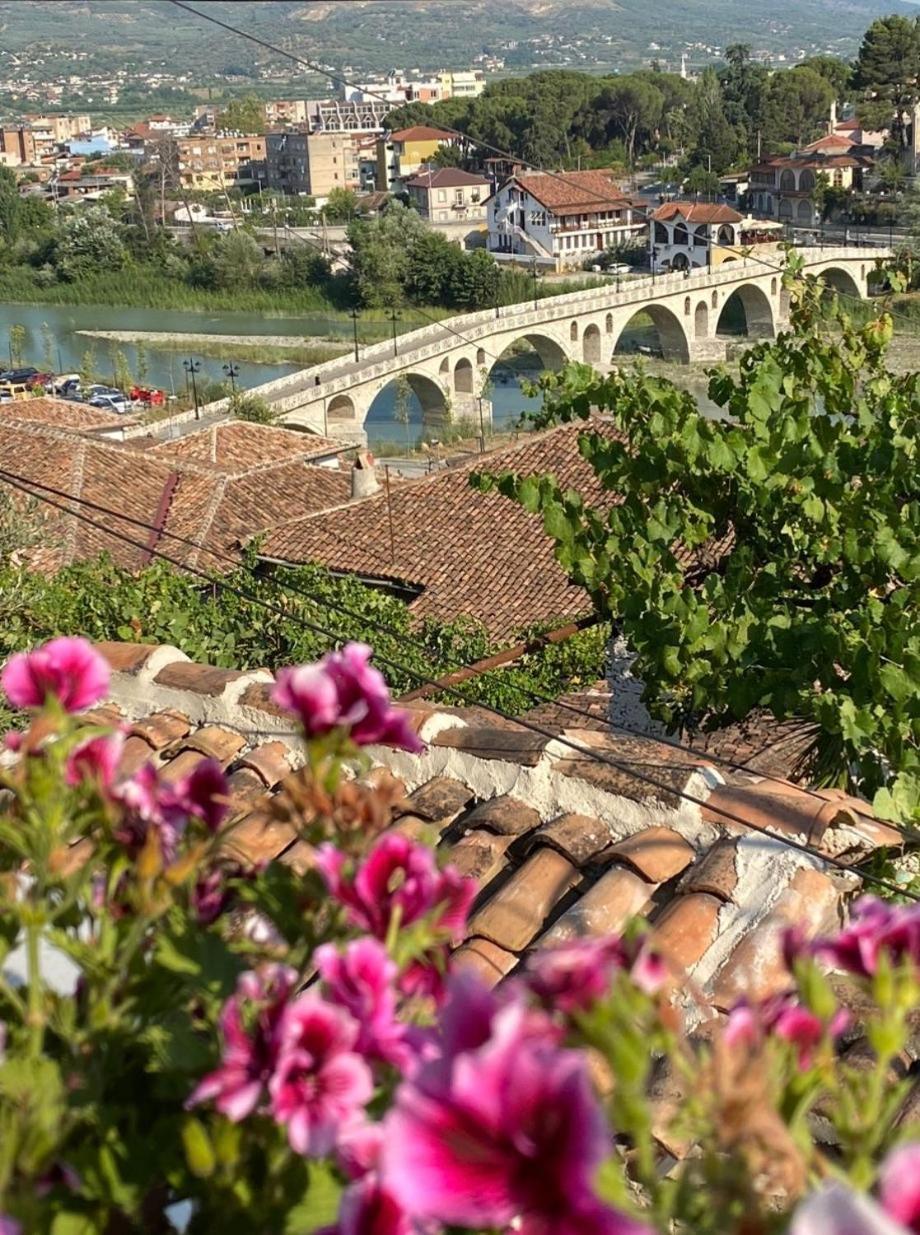 Oda E Skulptorit-Unesco Quarter Berat Zewnętrze zdjęcie