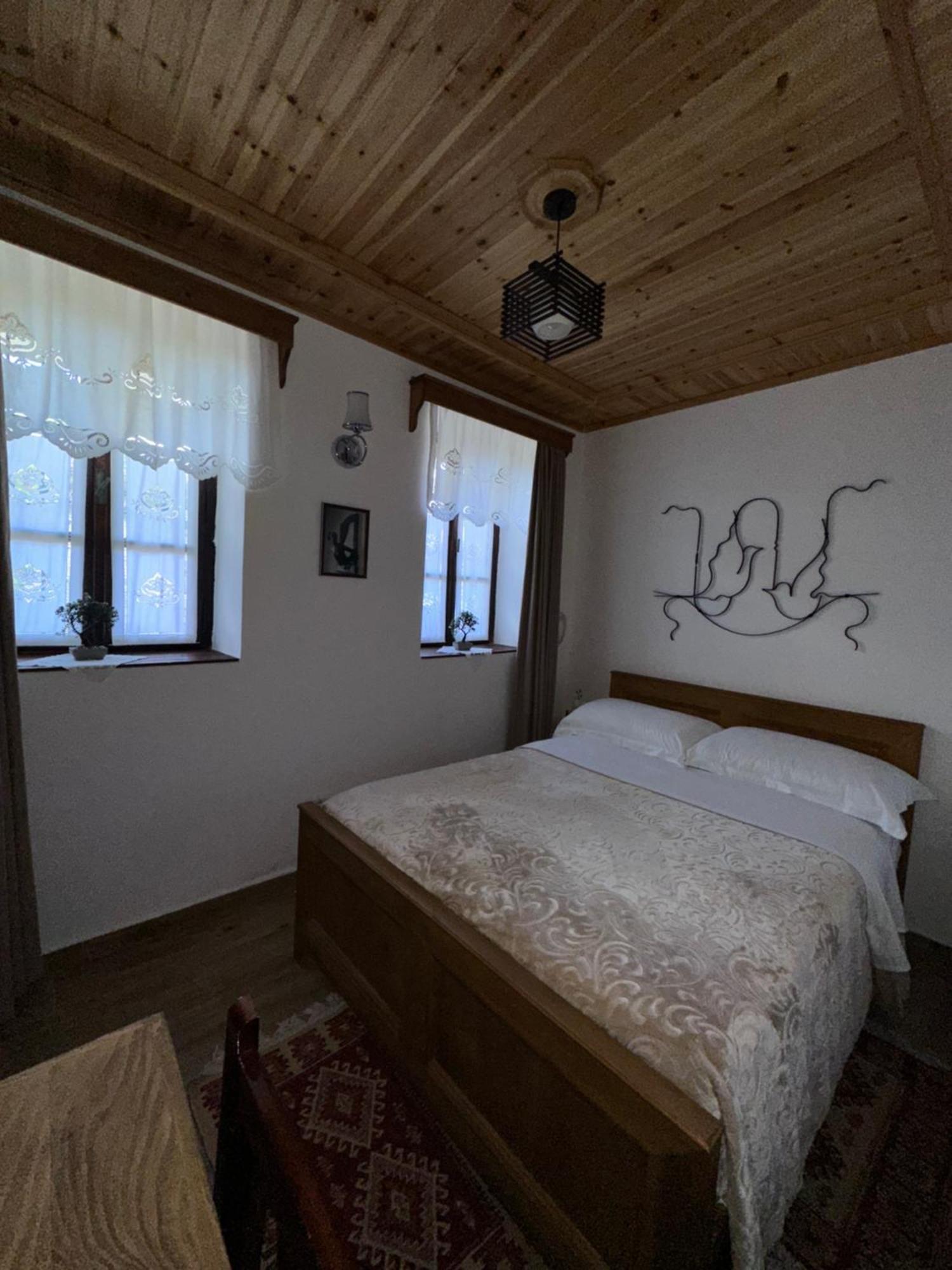 Oda E Skulptorit-Unesco Quarter Berat Zewnętrze zdjęcie