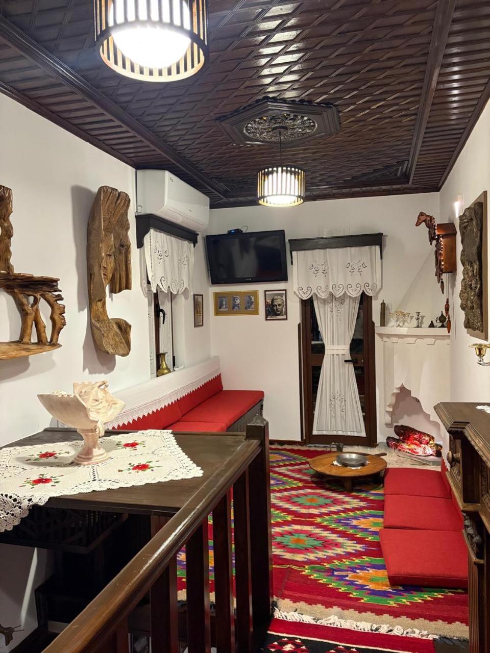 Oda E Skulptorit-Unesco Quarter Berat Zewnętrze zdjęcie