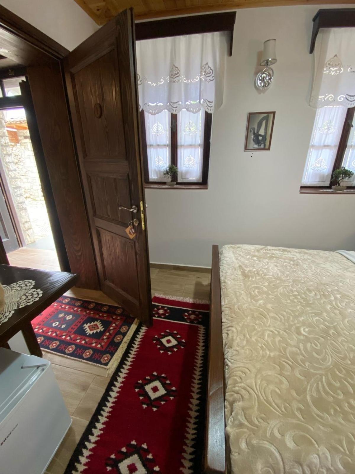 Oda E Skulptorit-Unesco Quarter Berat Zewnętrze zdjęcie