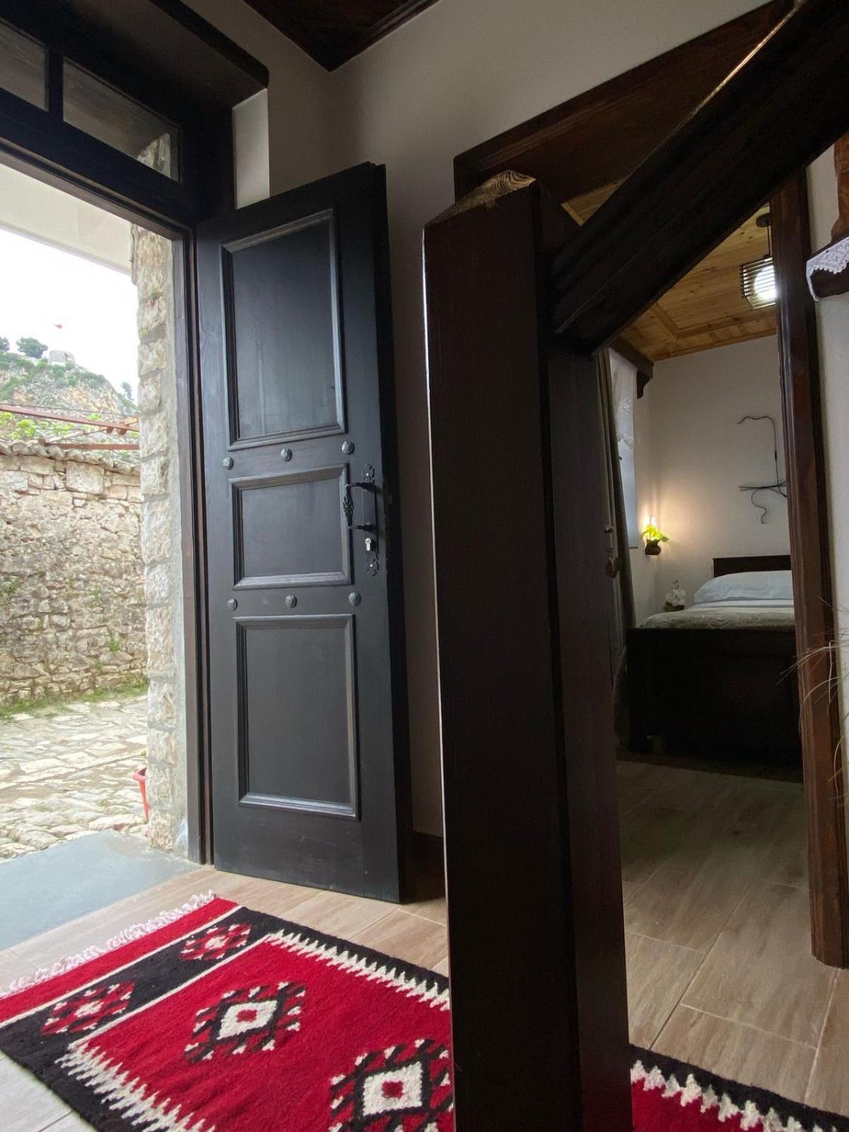 Oda E Skulptorit-Unesco Quarter Berat Zewnętrze zdjęcie