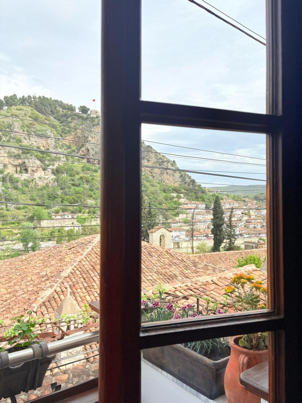 Oda E Skulptorit-Unesco Quarter Berat Zewnętrze zdjęcie